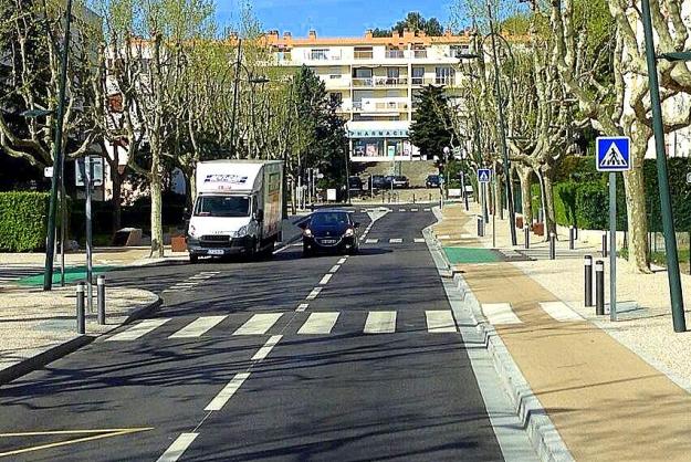 Generous sidewalks, bike tracks, bollards and crossings on this complete street in Aubagne, Provence. Photo: Hans Moor. Click image to view on Pinterest and Twitter.